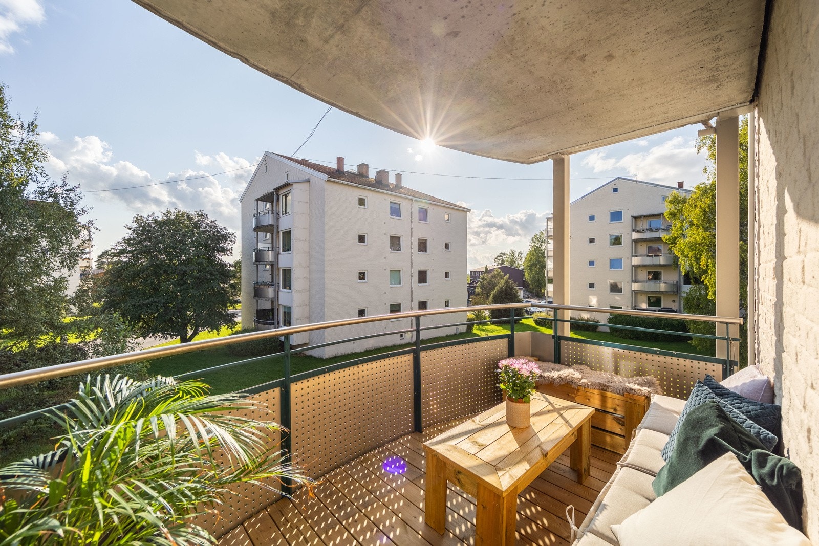 Dette er en gjennomgående og lys leilighet med praktisk planløsning og romslig balkong i et rolig og ettertraktet område. Galleribilde