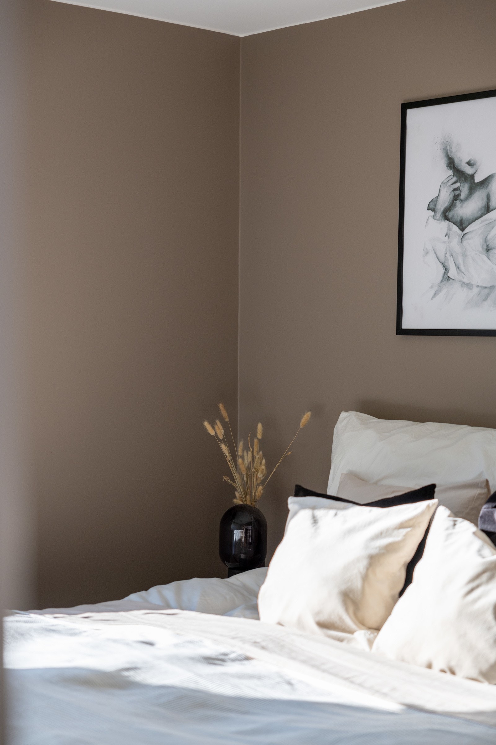 Hovedsoverommet som har adkomst fra stuen, kan enkelt innredes med en stor dobbeltseng, nattbord og et stort garderobeskap som gir god oppbevaringsplass. Galleribilde