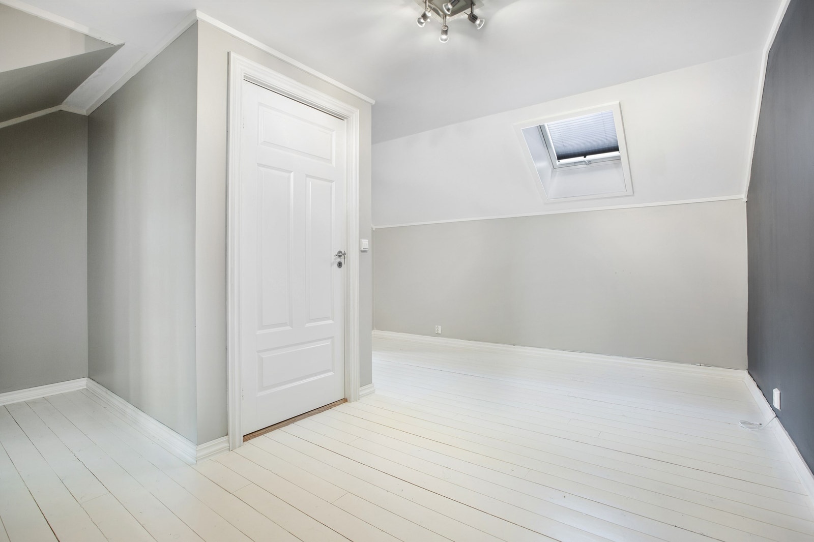 Loftstue med 1-stavs heltrebord på gulv, malte vegger og malt himling Galleribilde