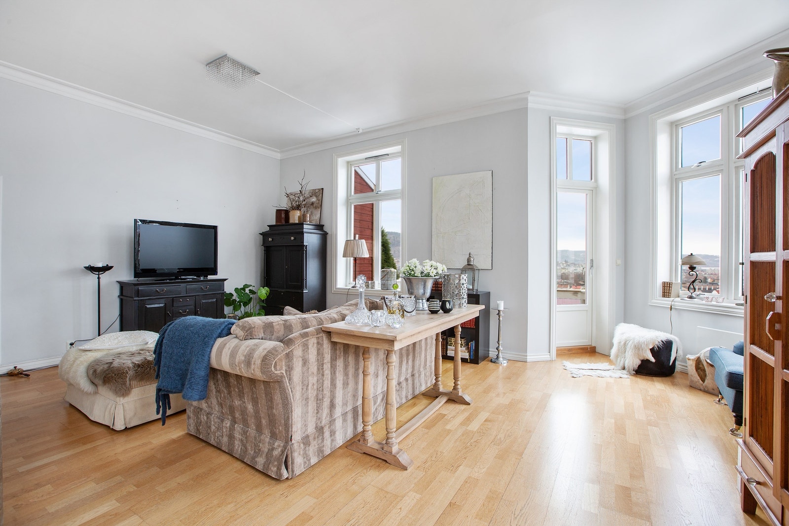 Store vindusflater og høy takhøyde (opptil 3,06 m) som gir en luftig atmosfære Galleribilde