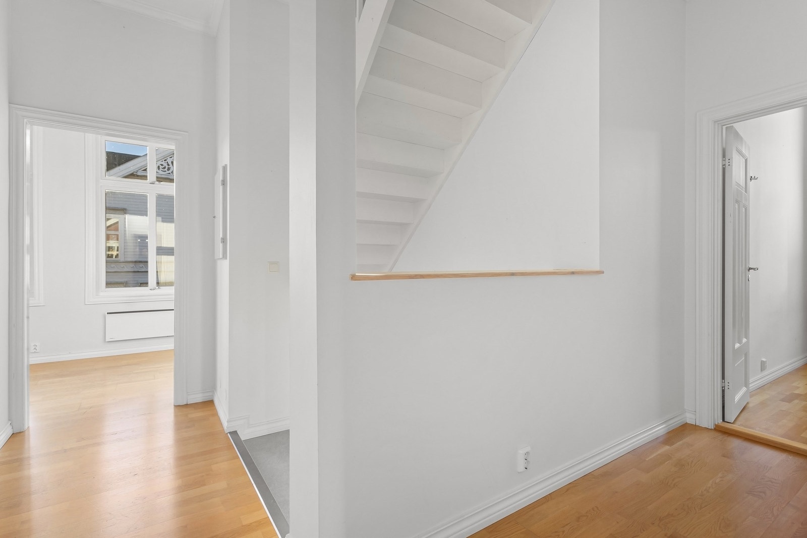 Gang med sikringsskap som har automatsikringer Galleribilde