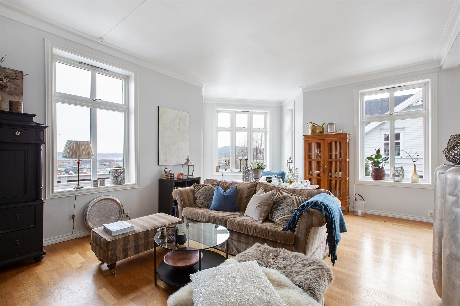 Parkett på gulv, malte vegger og malt himling Galleribilde