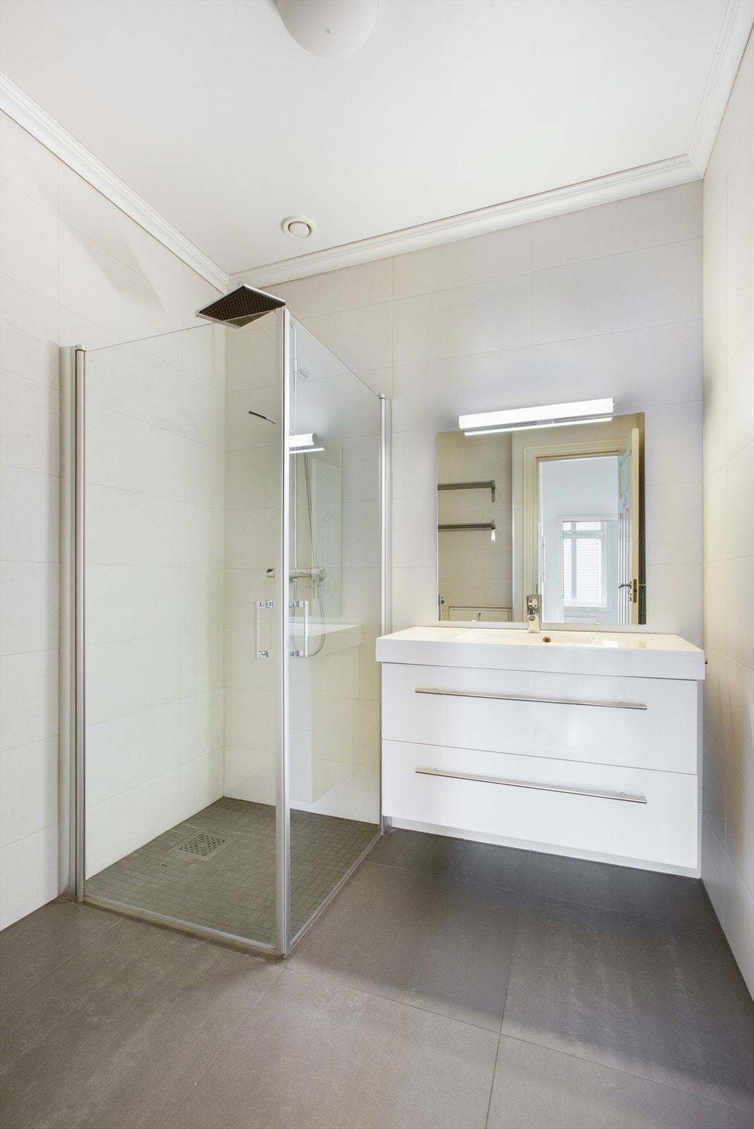 Pent flislagt bad fra 2016 med varmekabler i gulv Galleribilde