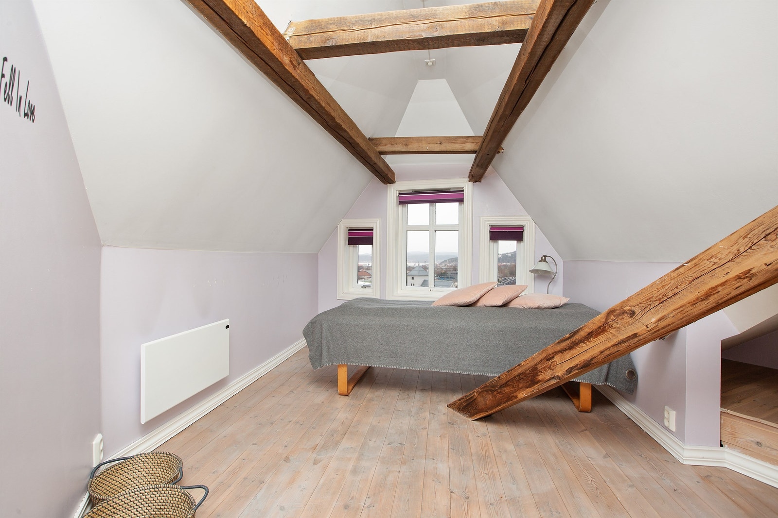 Soverom i loftetasjen med 1-stavs heltrebord på gulv, malte vegger og malt himling (synlige takbjelker) Galleribilde