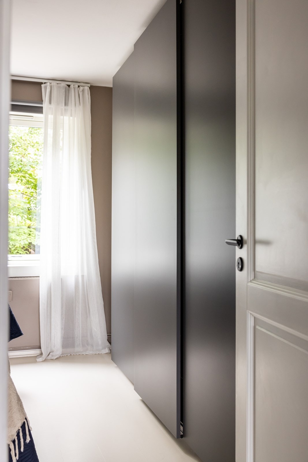 Gode oppbevaringsmuligheter i stor skyvedørsgarderobe. Galleribilde