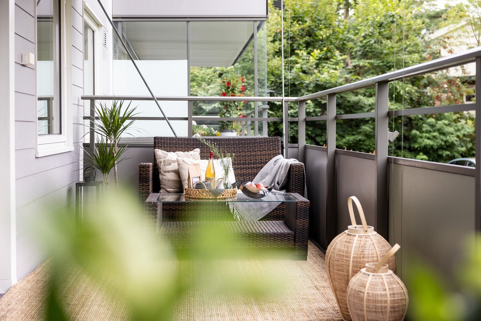 Det er plass til både sofagruppe og spisebord på balkong. Galleribilde