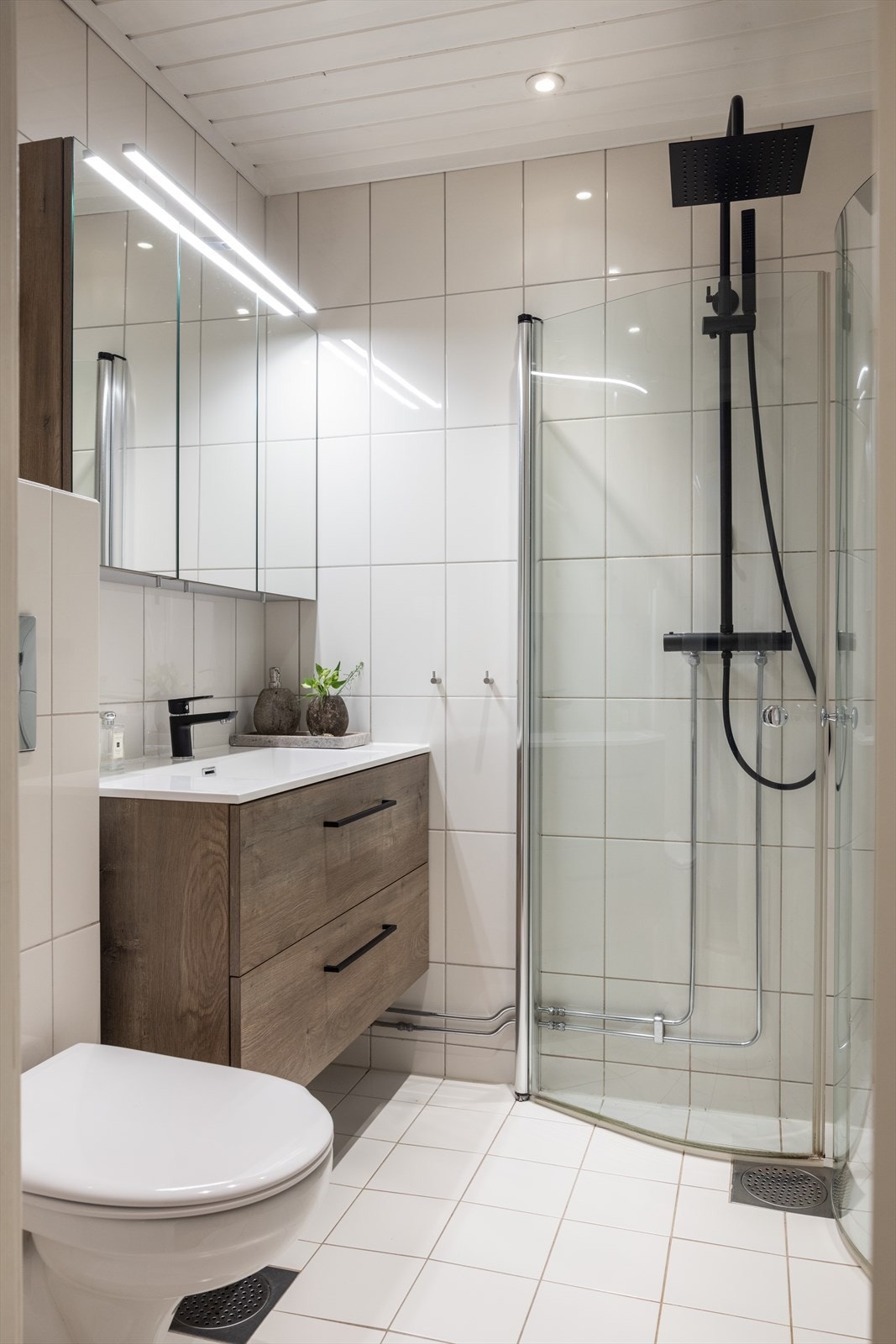 Gulvvarme og downlights i tak. Galleribilde