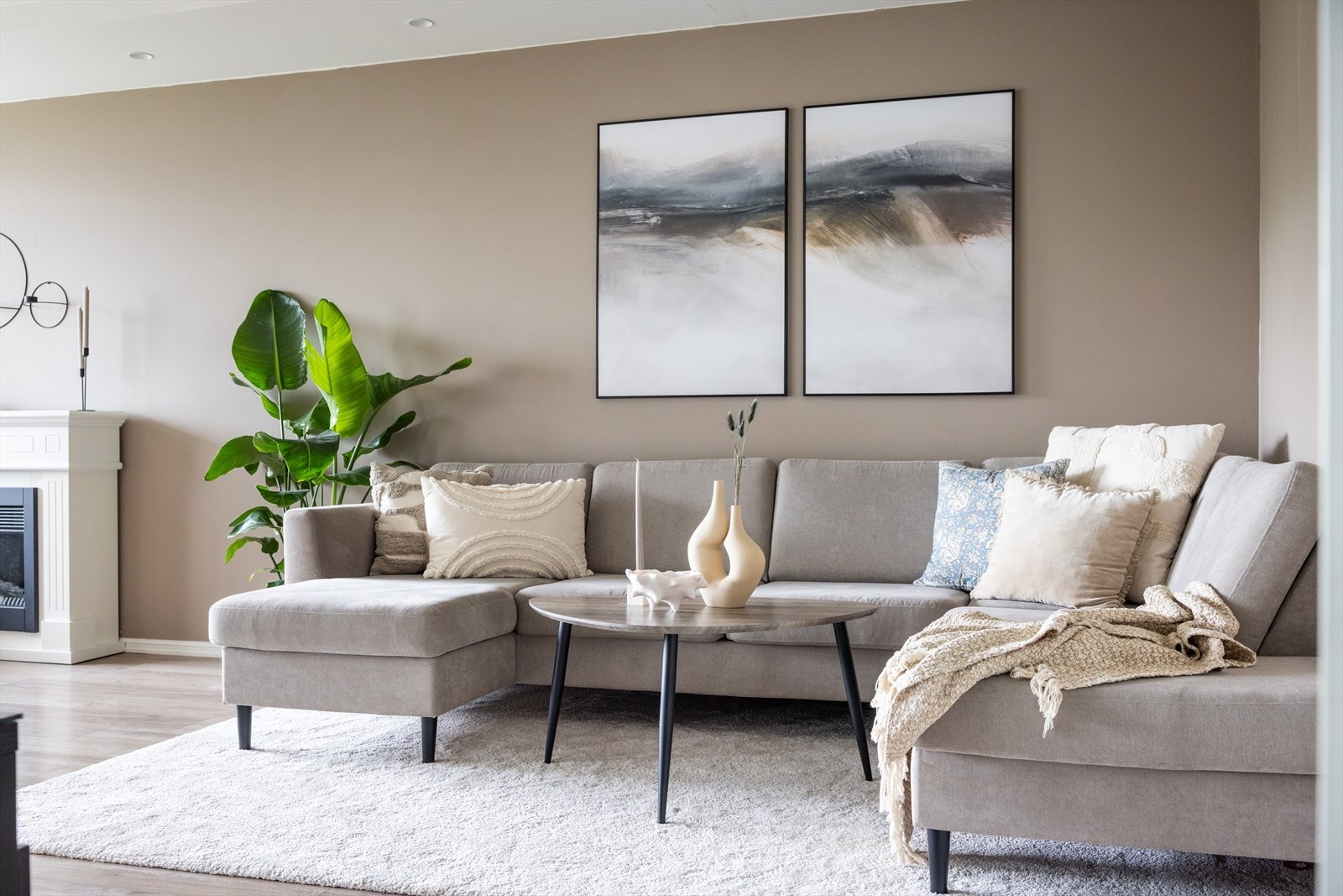 Leiligheten har en stor og lys stue med god plass til både spisebord og sofagruppe. Galleribilde