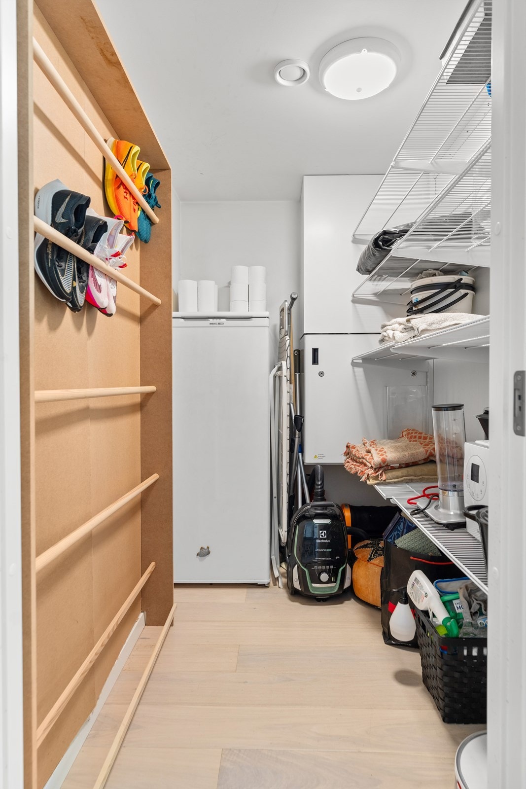 Leiligheten har en praktisk innvendig bod. Denne boden gjør det enkelt å holde boligen ryddig og organisert, samtidig som du har lett tilgang til alt du trenger. Praktisk oppheng av sko for den løpeglade. Galleribilde