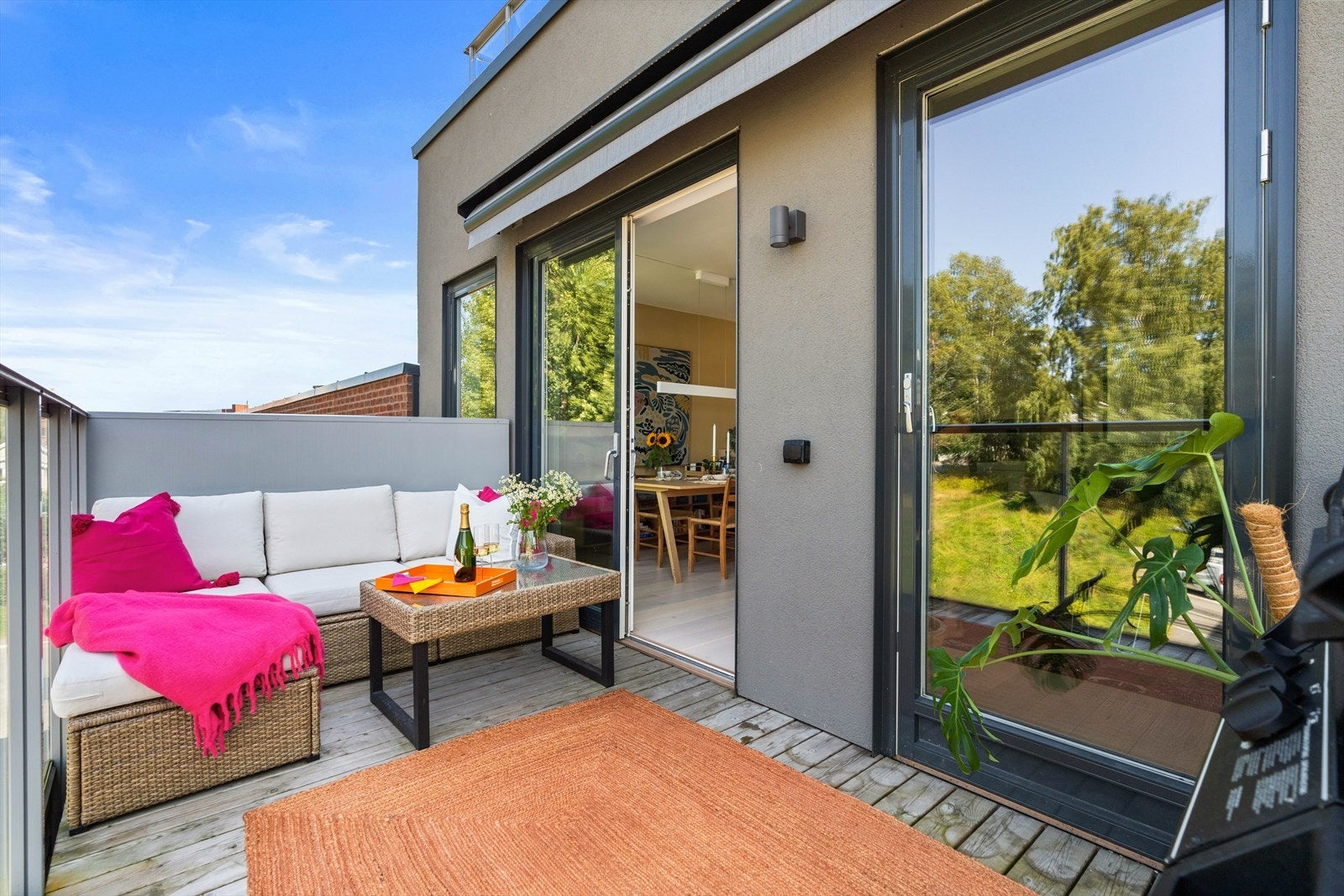 Balkongen vender ut mot hyggelig grøntareal, hvor du kan sitte i rolige omgivelser. En av få leiligheter i Frysjaparken uten gjennboere eller innsyn. Terrassen blir oljet før visning. Galleribilde