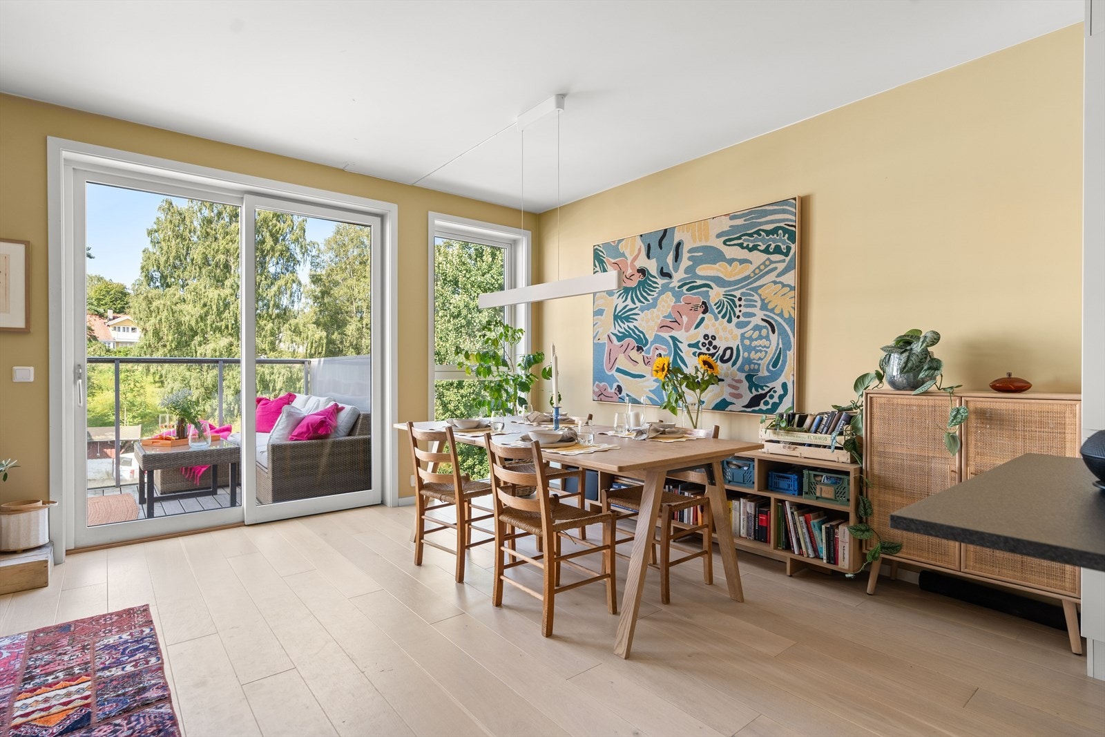 Velkommen til Kjelsåsveien 164H! En innbydende og lekker 3-roms leilighet beliggende i byggets 5. etasje med heisadkomst, hyggelig balkong og garasjeplass med lader. Galleribilde