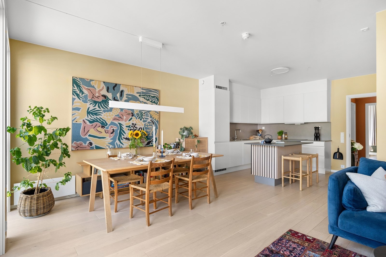 Svært god planløsning med flere møbleringsmuligheter. Her har du god plass til sofagruppe, TV-møbler og spisebord med tilhørende stoler. Galleribilde