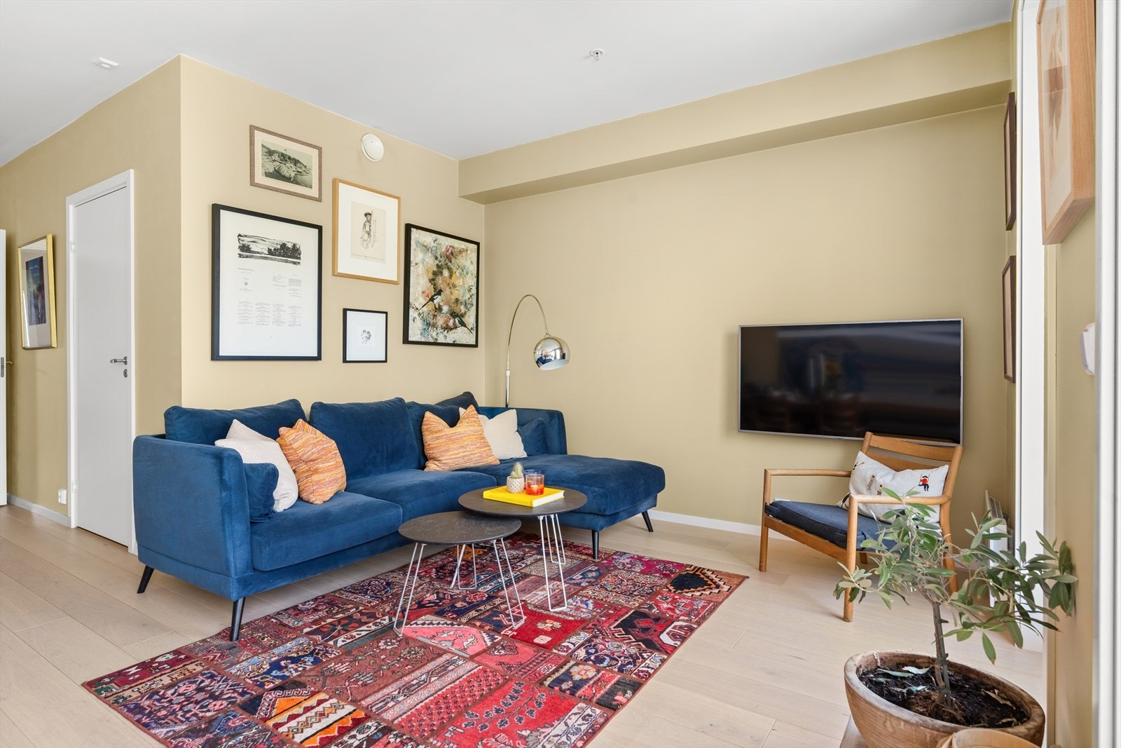 Fra stuen er det inngang til praktisk innvendig bod rett bak tv-stuen. Galleribilde