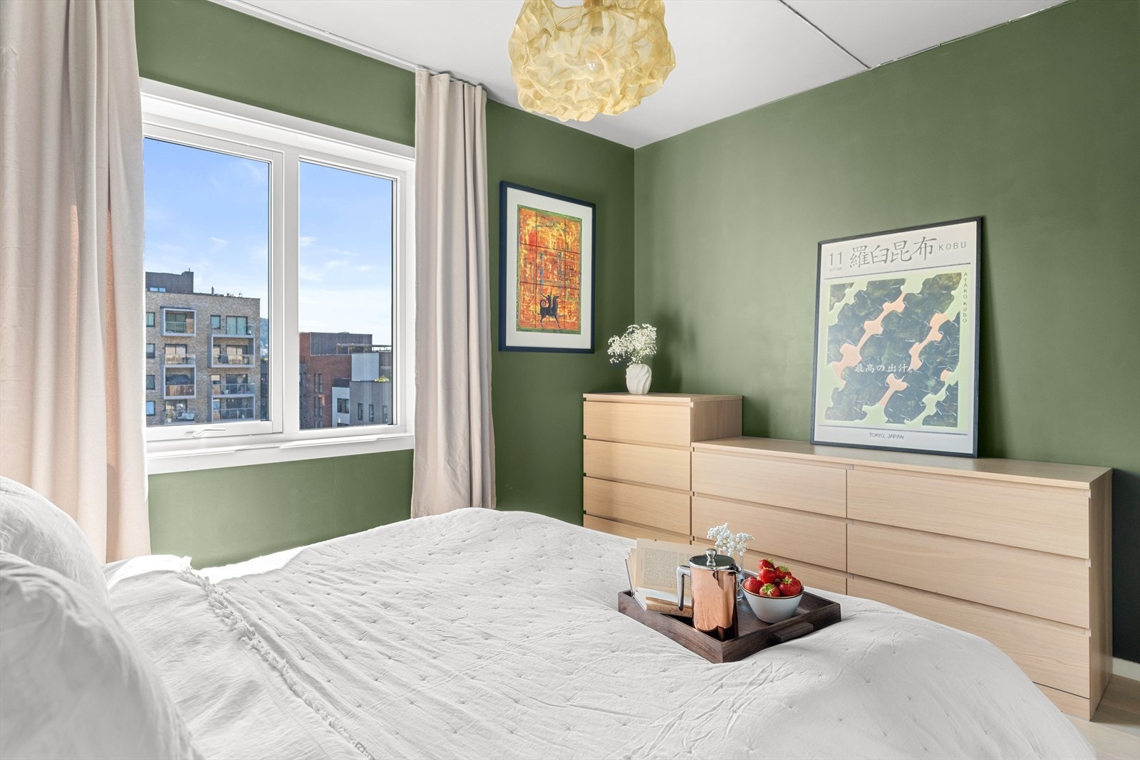 Blandingen av moderne fargevalg på veggene og store vindusflater gir rommet en behagelig følelse. Galleribilde