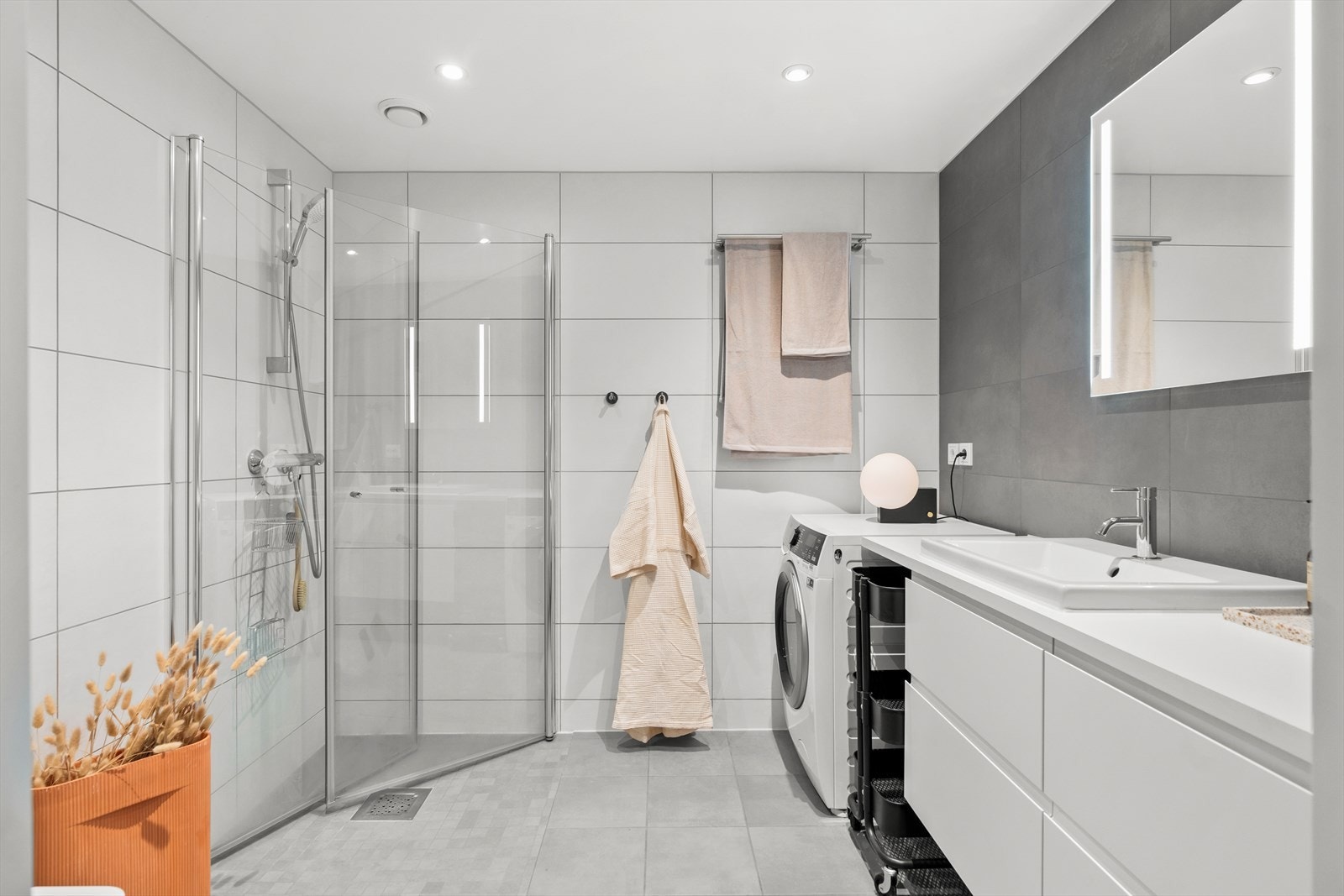 Pent, romslig flislagt baderom med innfelt downlights og elektrisk gulvvarme. Galleribilde