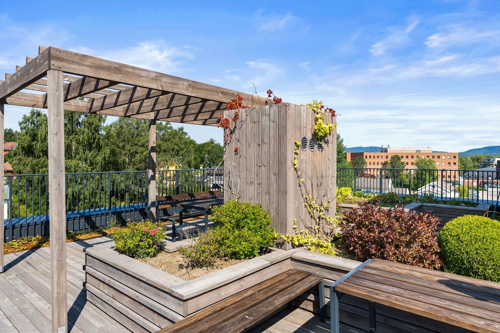 Disse fellesområdene er perfekte for avslapning, sosiale sammenkomster eller bare å ta en pause fra hverdagen med en kopp kaffe og en god bok. Galleribilde