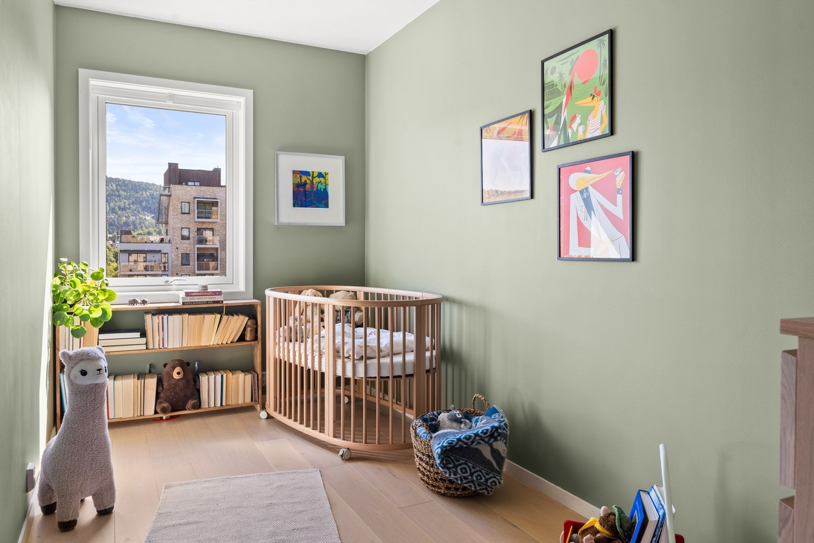 Soverom 2 er også av god størrelse med plass til seng samt øvrige møbler. Galleribilde