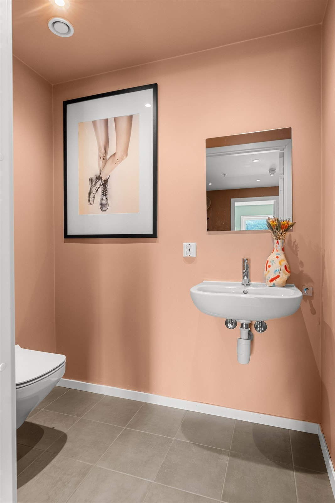 I tillegg til baderom har leiligheten et toalettrom med innfelt downlights og elektrisk gulvvarme. Galleribilde