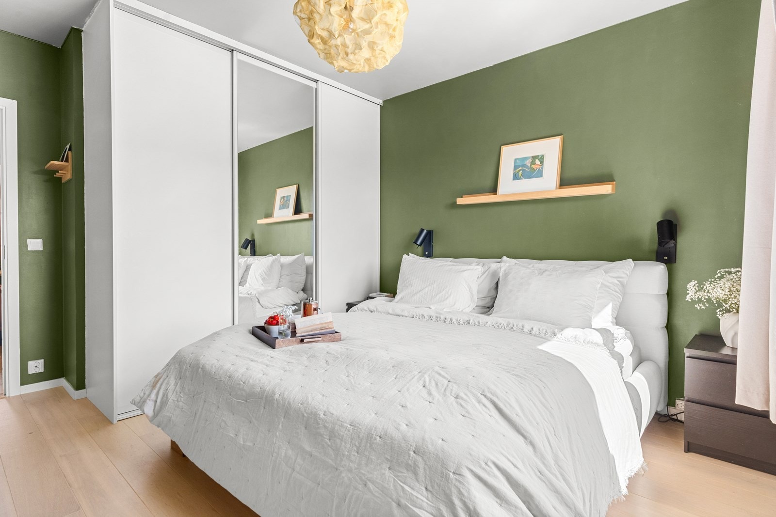 Det er rikelig med oppbevaringsplass i romslig skyvedørsgarderobe. Galleribilde