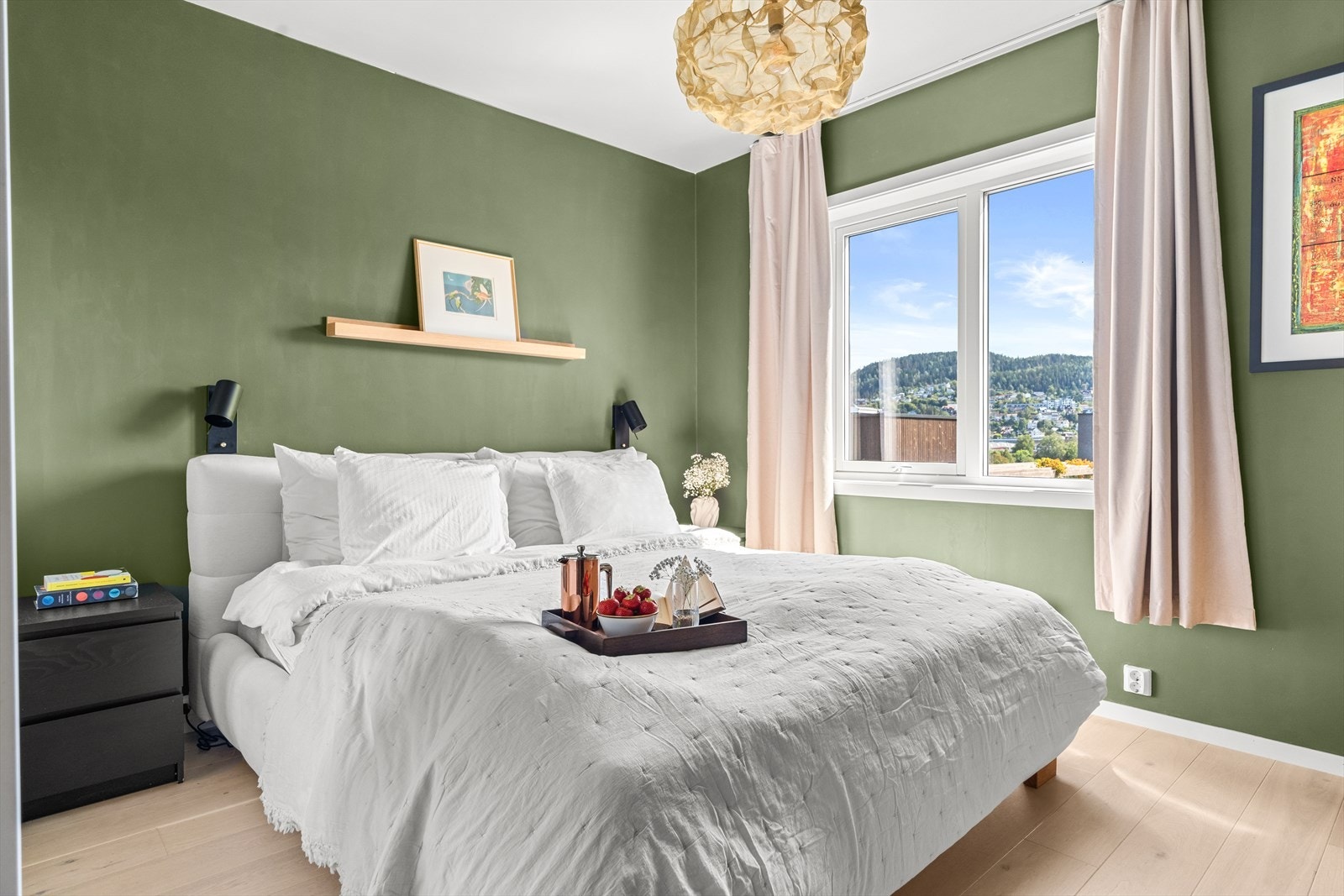 Hovedsoverommet er av god størrelse med plass til dobbeltseng, nattbord og tilhørende møbler. Galleribilde