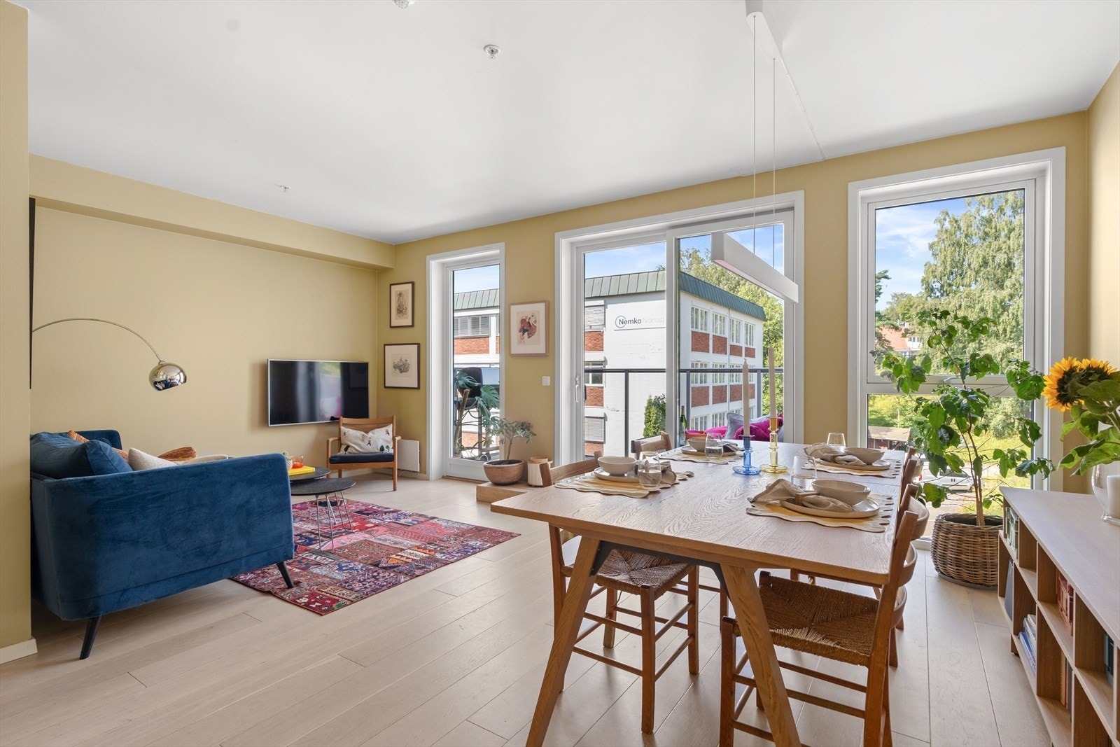 Overflatene i alle rom er malt i delikate og moderne fargetoner og gulvet er belagt med pen parkett. Galleribilde