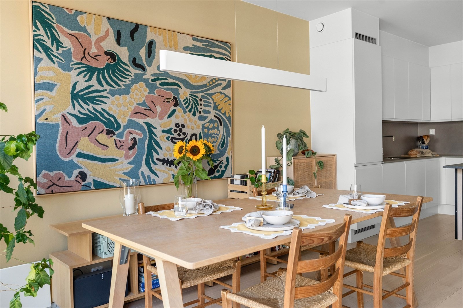 I stuen er det velegnet plass til en stor spisegruppe, noe som gir rom for gjester på besøk og sosiale familiemiddager. Galleribilde