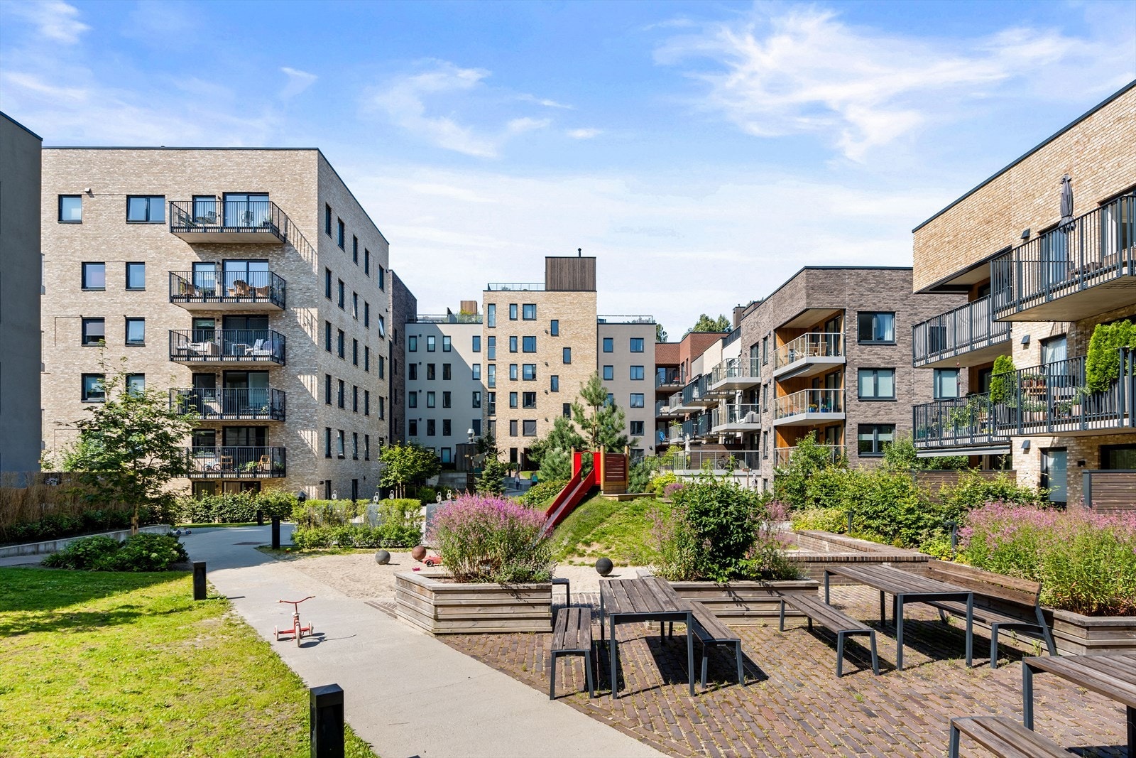 Borettslaget har flotte fellesareal og en nydelig bakgård med blant annet lekeapparat for de minste. Galleribilde