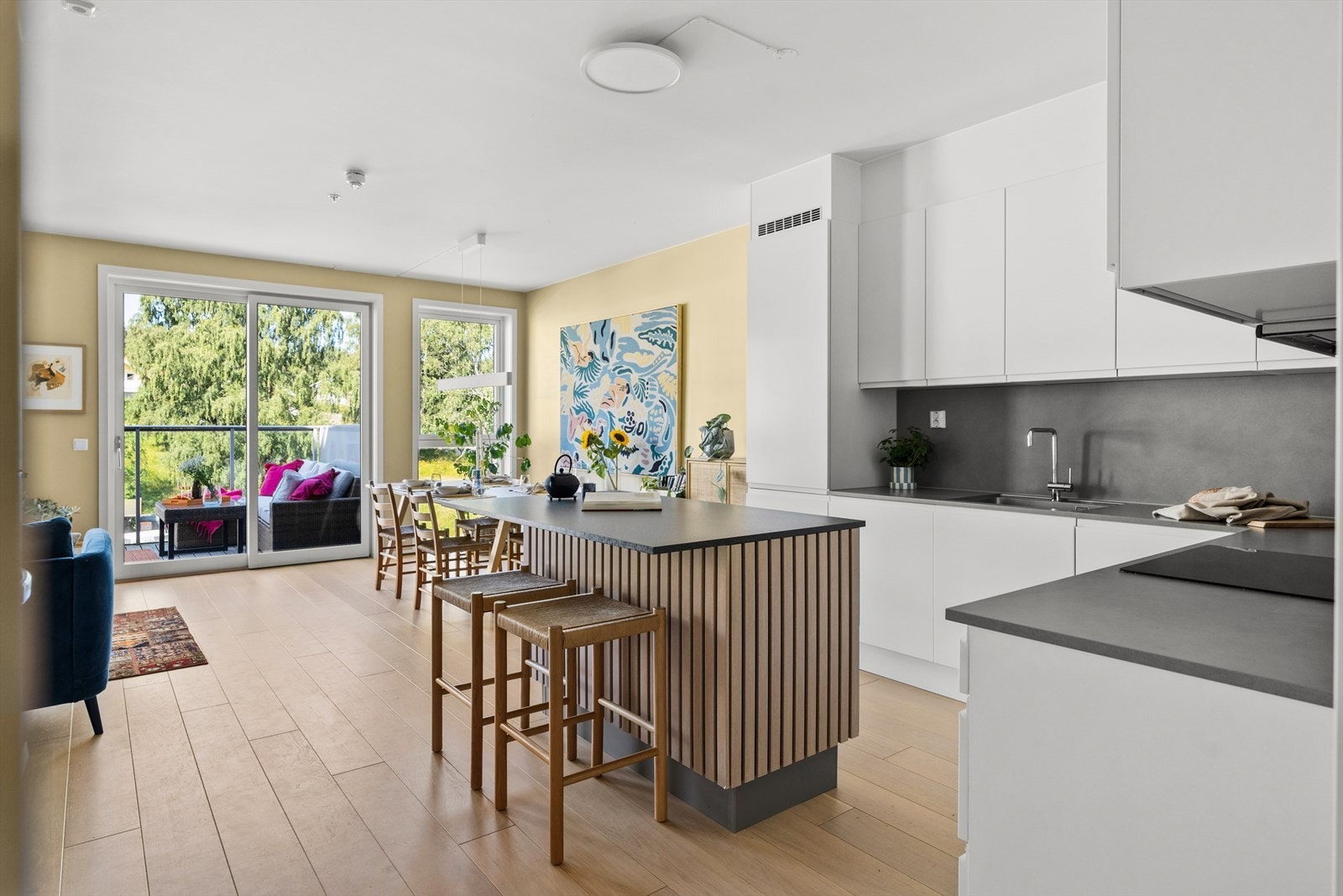 En nydelig leilighet malt i livlige fargetoner og med svært god intern beliggenhet i Frysjaparken. Galleribilde