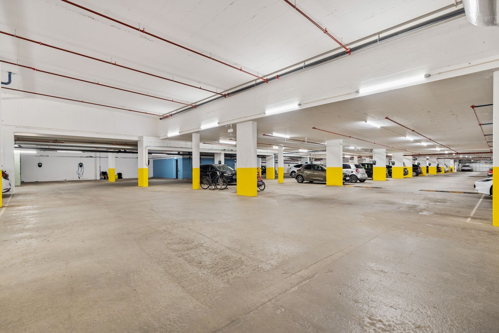 Det medfølger en garasjeplass med elbillader i lukket garasjeanlegg, merket med nr. 122. Enkel tilgang med heis rett ned til garasjeplassen. Plassen er kun 1 meter fra døren. Galleribilde