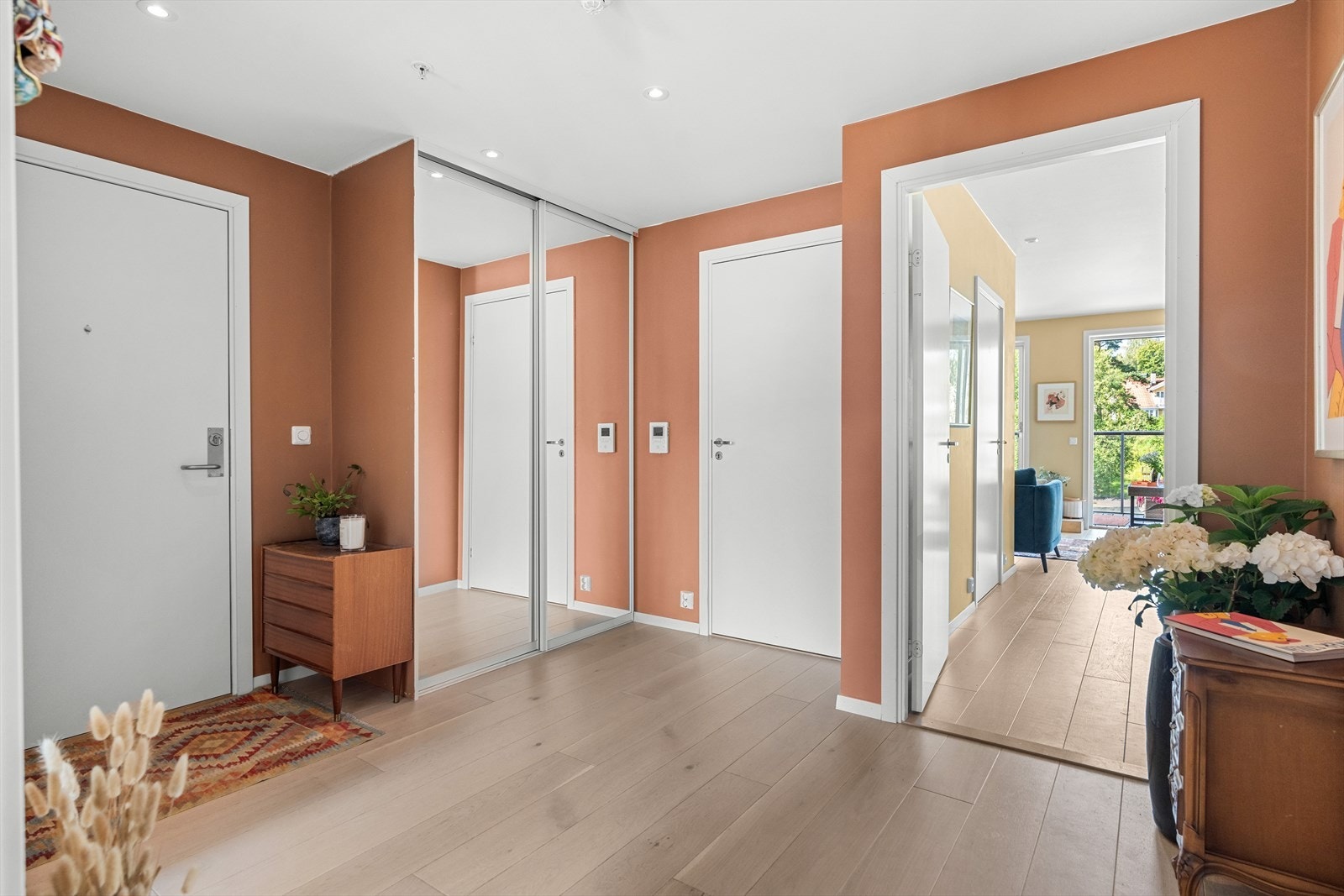 En innbydende entré, som skaper et umiddelbart godt førsteinntrykk. Godt med oppbevaring i stor skyvedørsgarderobe med speilfronter. Galleribilde