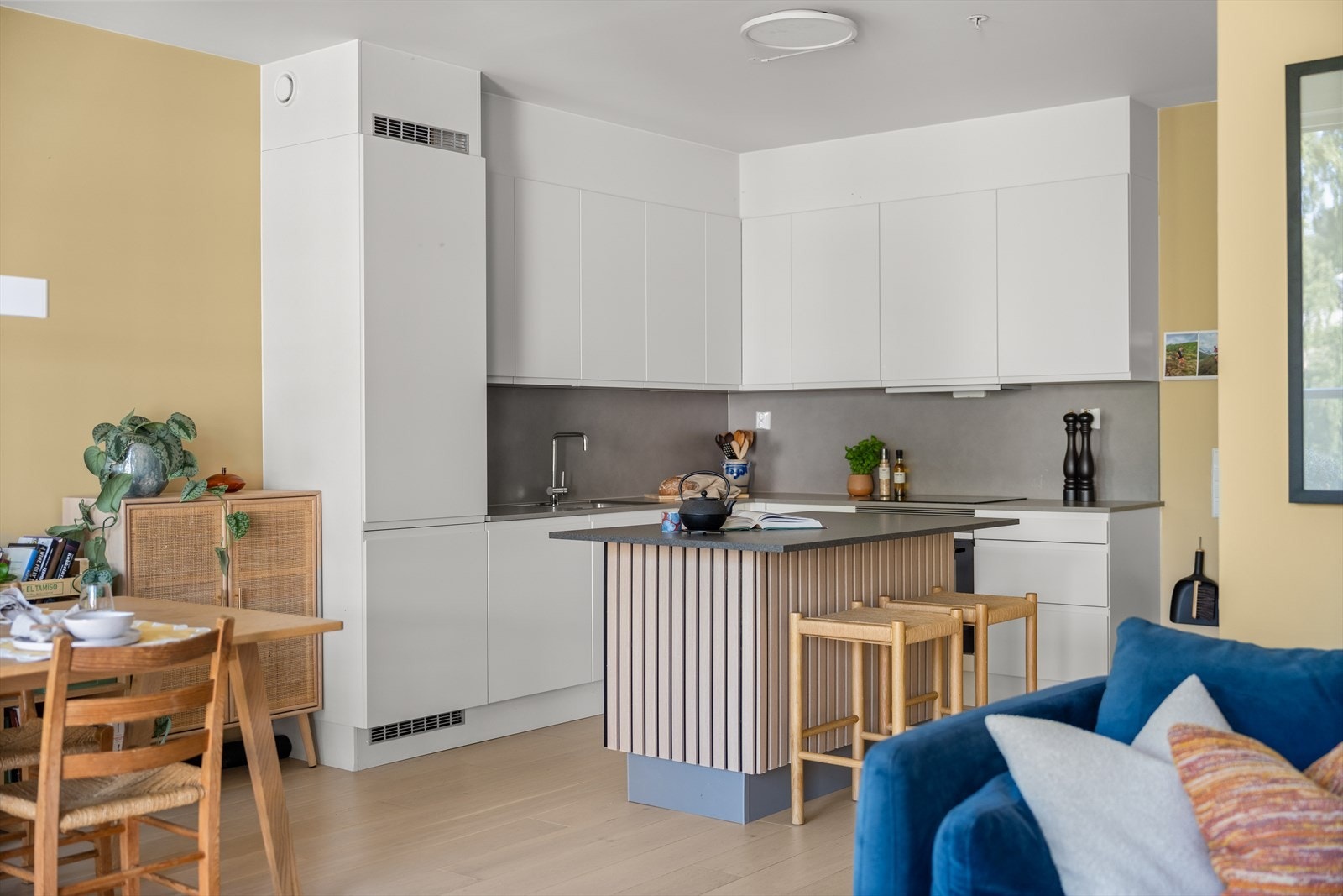 Kjøkkenet har glatte fronter, laminat benkeplate med nedfelt vaskekum, samt plater og belysning over benkeplaten. Videre er det integrert induksjonstopp, stekeovn, oppvaskmaskin og kjøl/fryseskap. Galleribilde