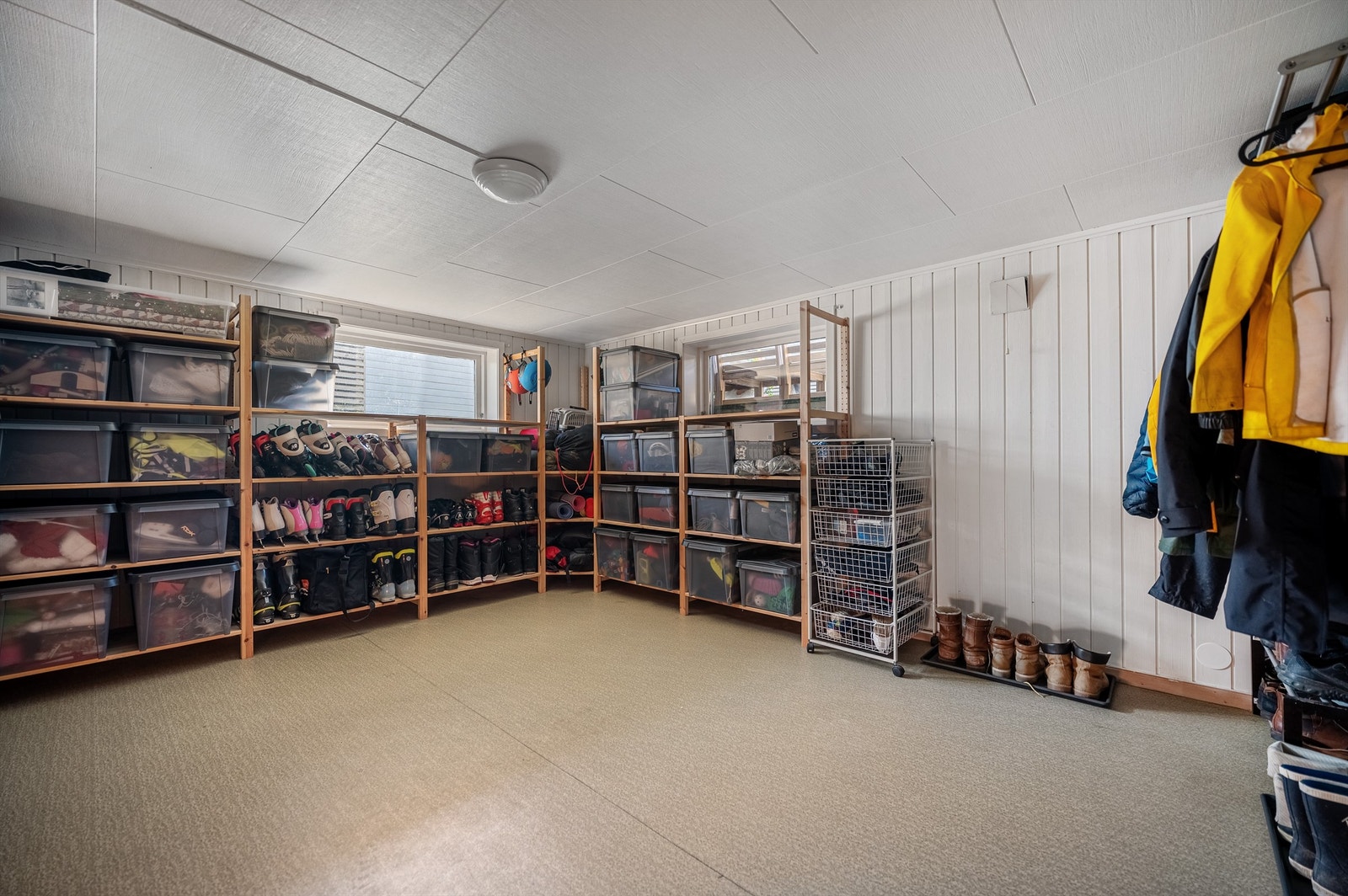 Stor kjeller på 66 kvm som består av 4 boder og vaskerom. Kjeller er en grovkjeller, men med meget god oppbevaringsplass og egen inngang. Galleribilde