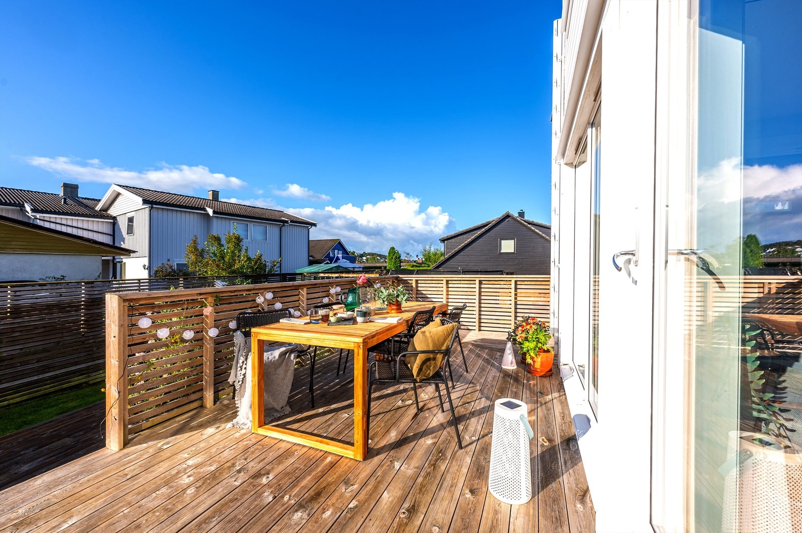 Solrikt og fint uteområde med plass til hagemøble og grill. Galleribilde