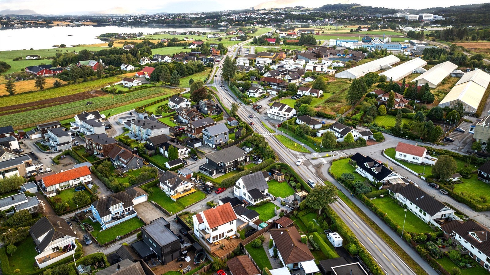 Det er kort vei til skoler, idrettsanlegg og turområder. Galleribilde