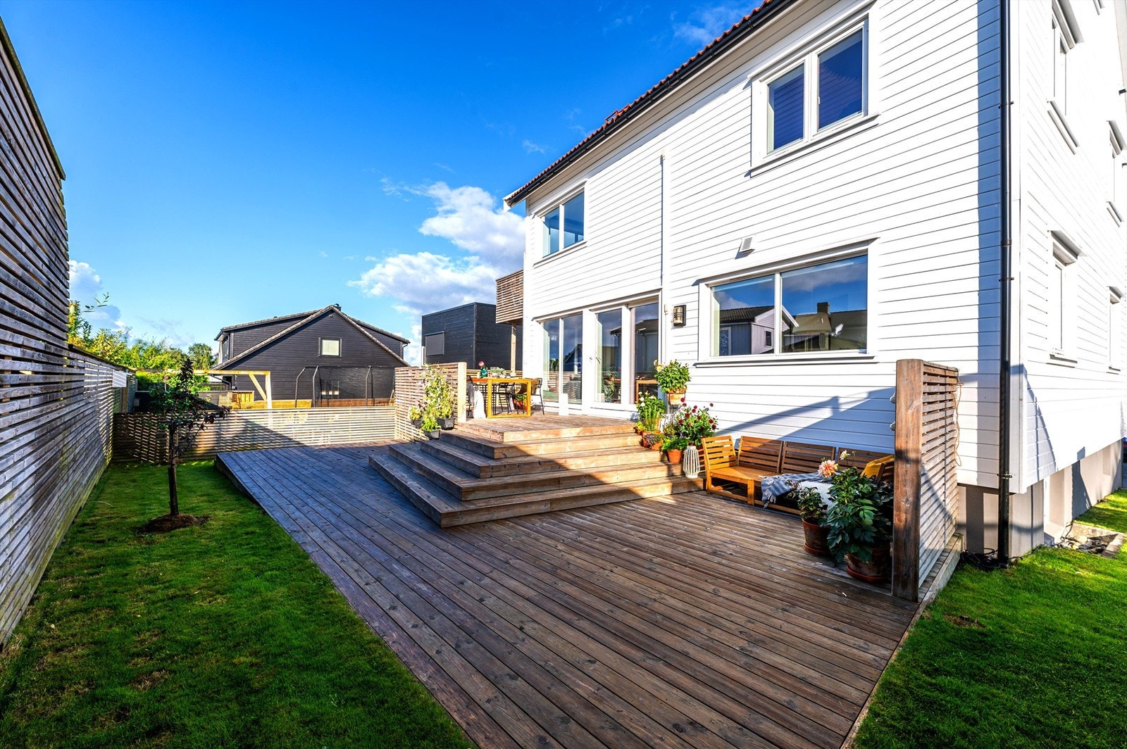 Fra stue kommer man ut til flott terrasse med muligheter for hagemøbler og grill på flere steder. Det er også plass til trampoline i hagen i tillegg til "skaterampe", som dagens eier har. Her har man flere alternativ. Man sitter lunt og fint på terrassen. Galleribilde