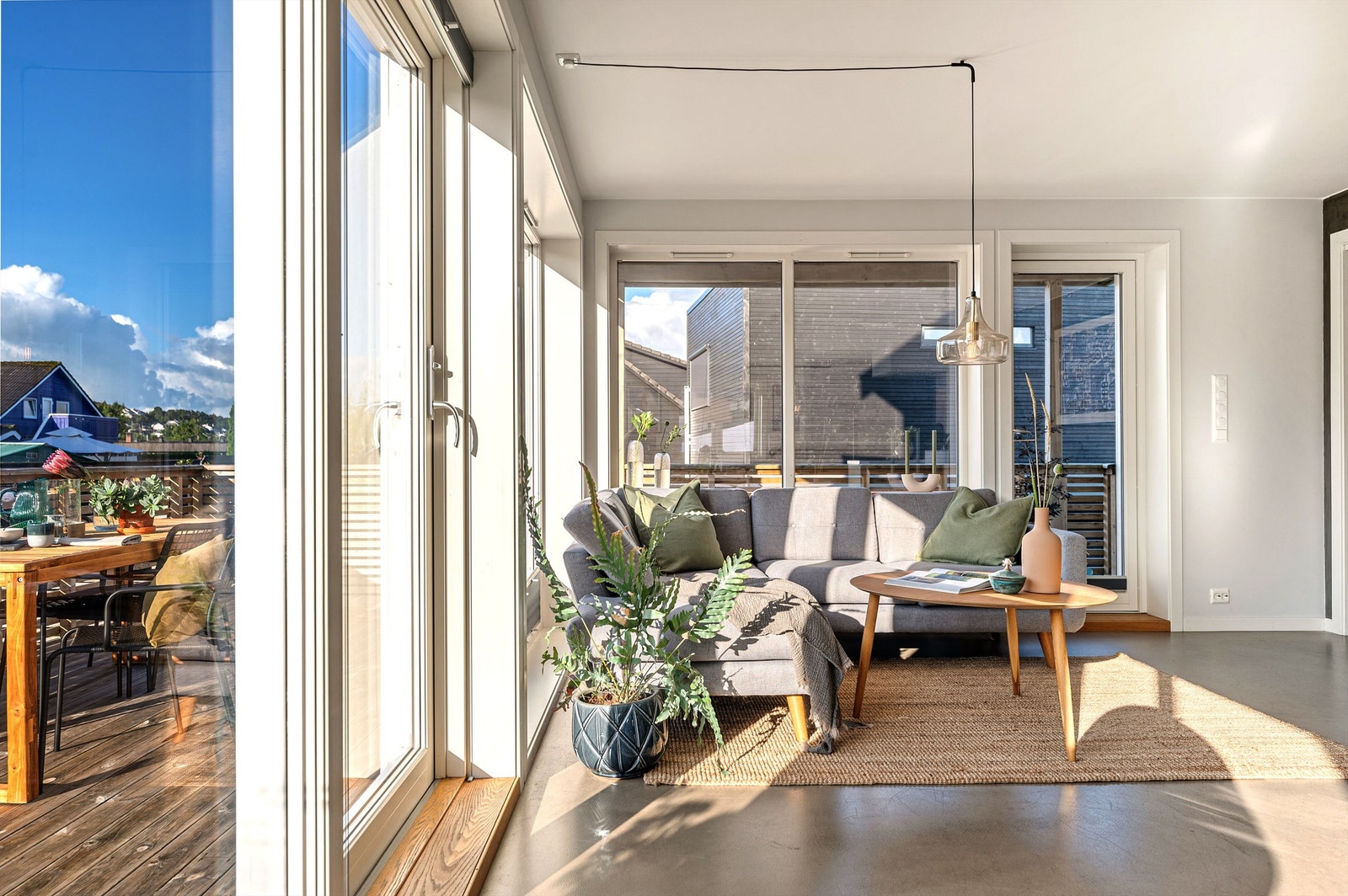 Skyvedør fra tue ut mot terrasse og hage. Galleribilde