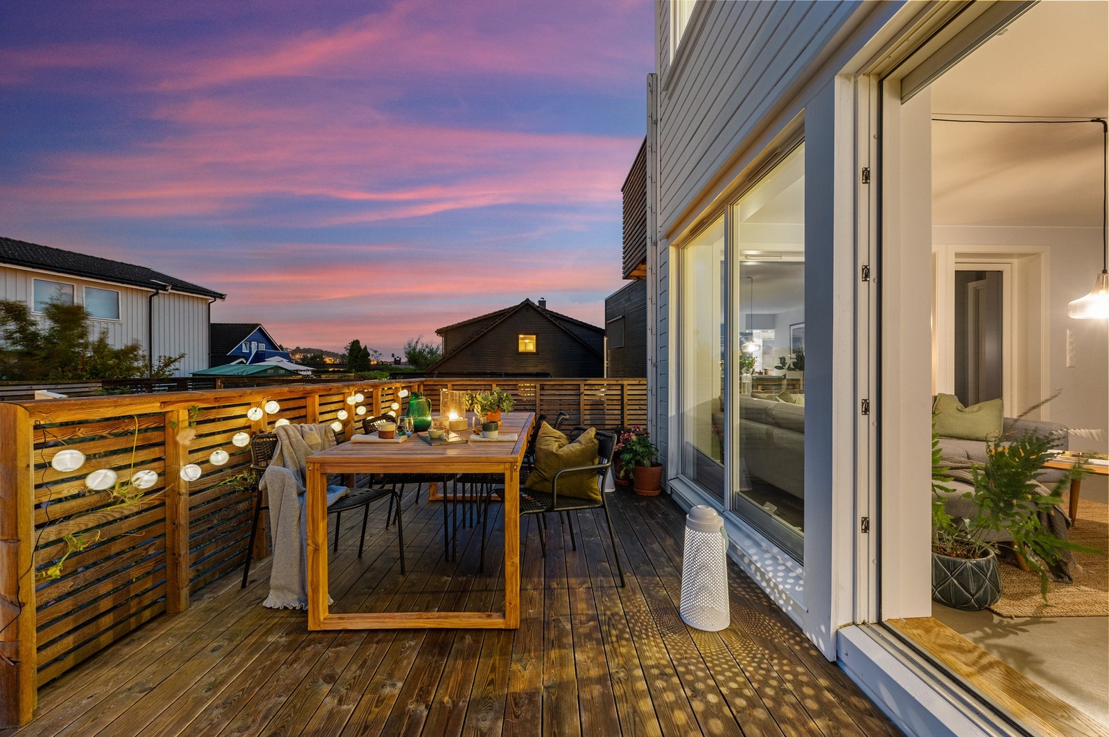 Skyvedørene gir en fin overgang mellom terrasse og stue. Galleribilde