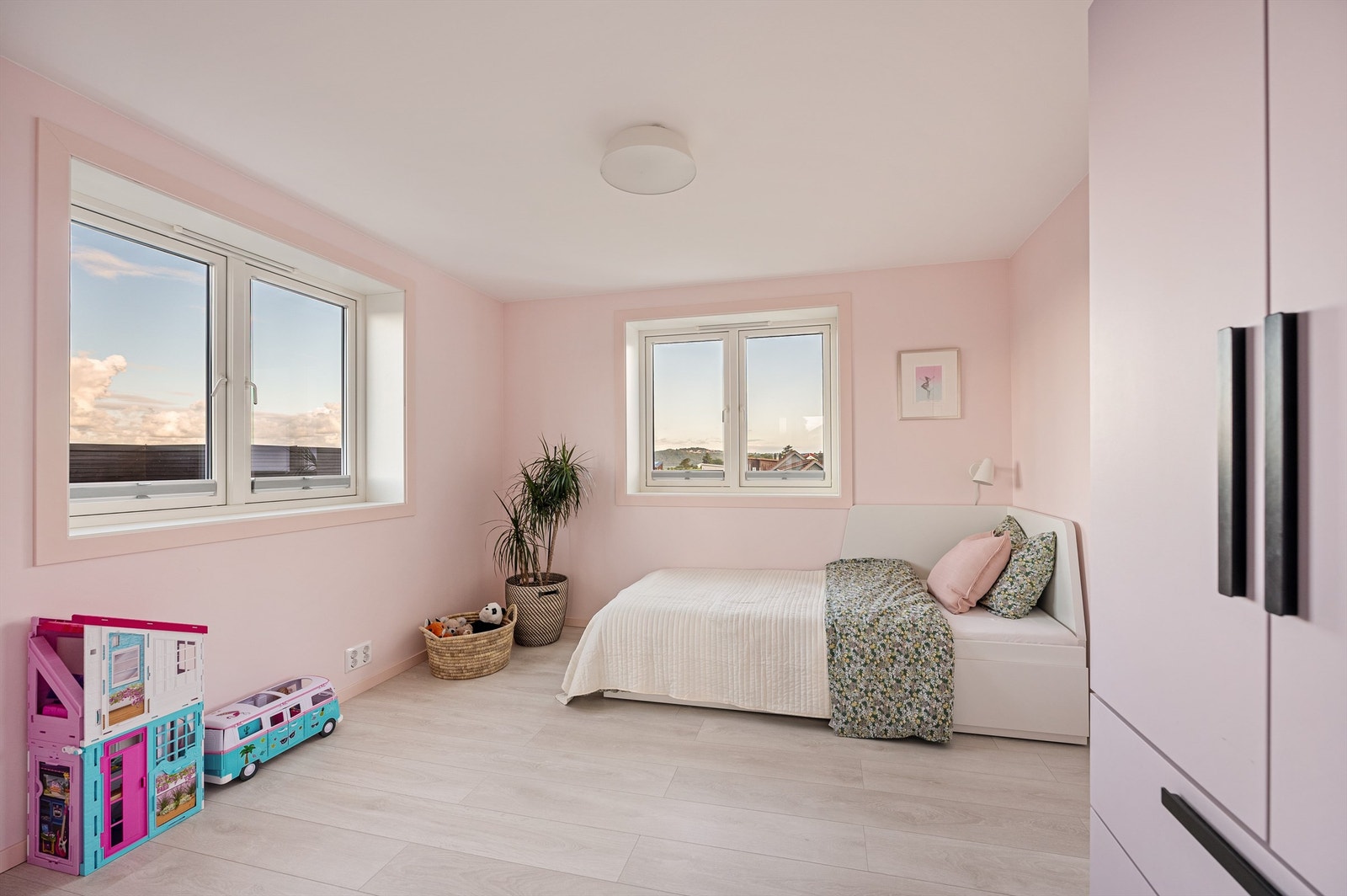 Romslig soverom IV er malt i en rosa fargetone. Plass til stor seng, garderobeskap og skrivepult om ønskelig. Galleribilde