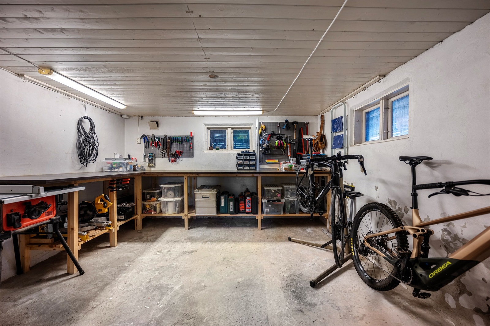 Det er takhøyde på 1,98 m i kjeller. Galleribilde