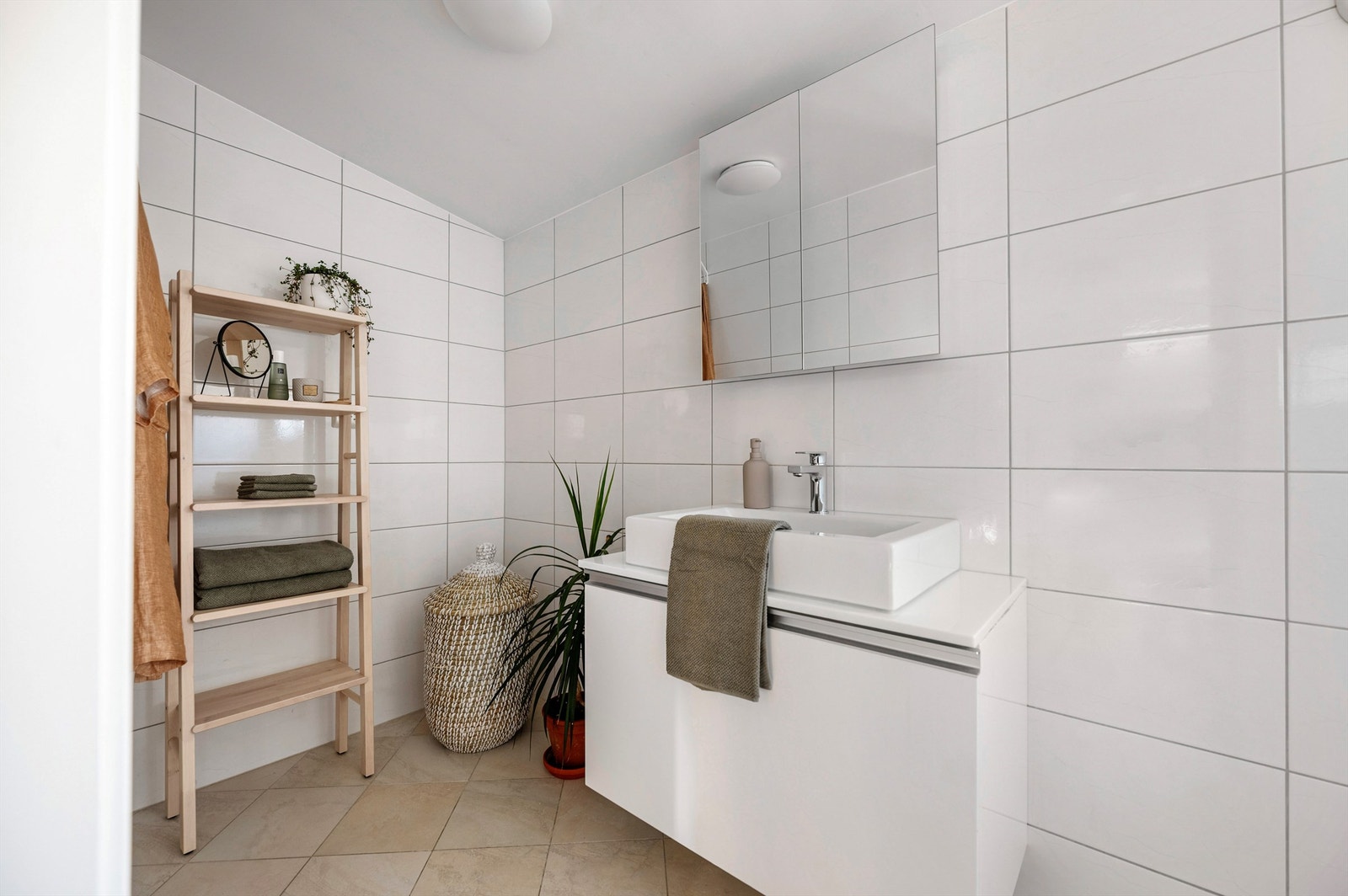 Lyse fliser på vegg og beige på gulv, varmekabler i gulv. Galleribilde