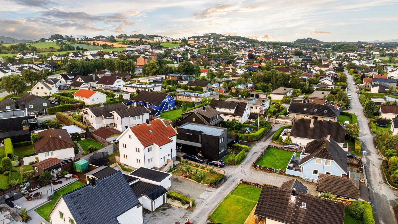 Boligen har et stort gårdsrom med plass til flere biler i tillegg til garasjen. Galleribilde