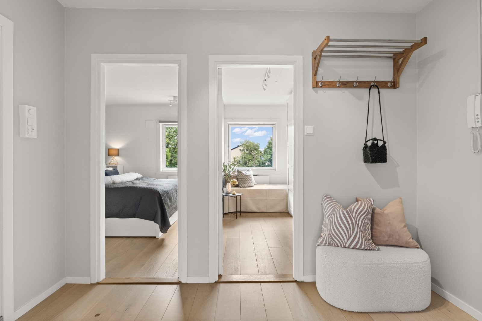 Romslig, innbydende entré med plass for oppbevaring av yttertøy. Galleribilde