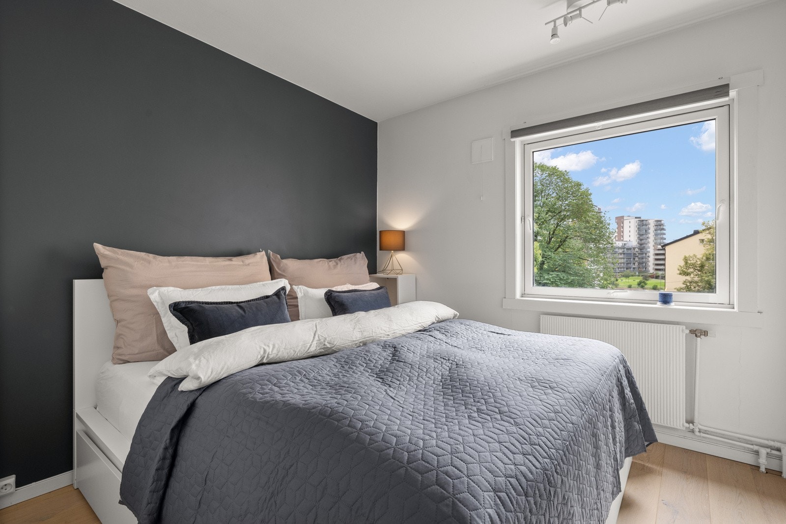 Romslig hovedsoverom med god plass for dobbeltseng og annet møblement. Galleribilde