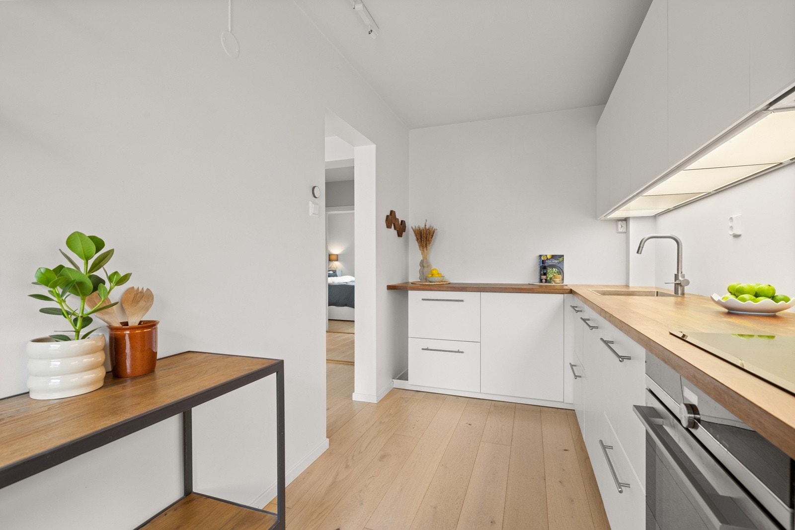 Utsyrt med integrert oppvaskmaskin, kjøle- og fryseskap, stekeovn og induksjonstopp. Galleribilde