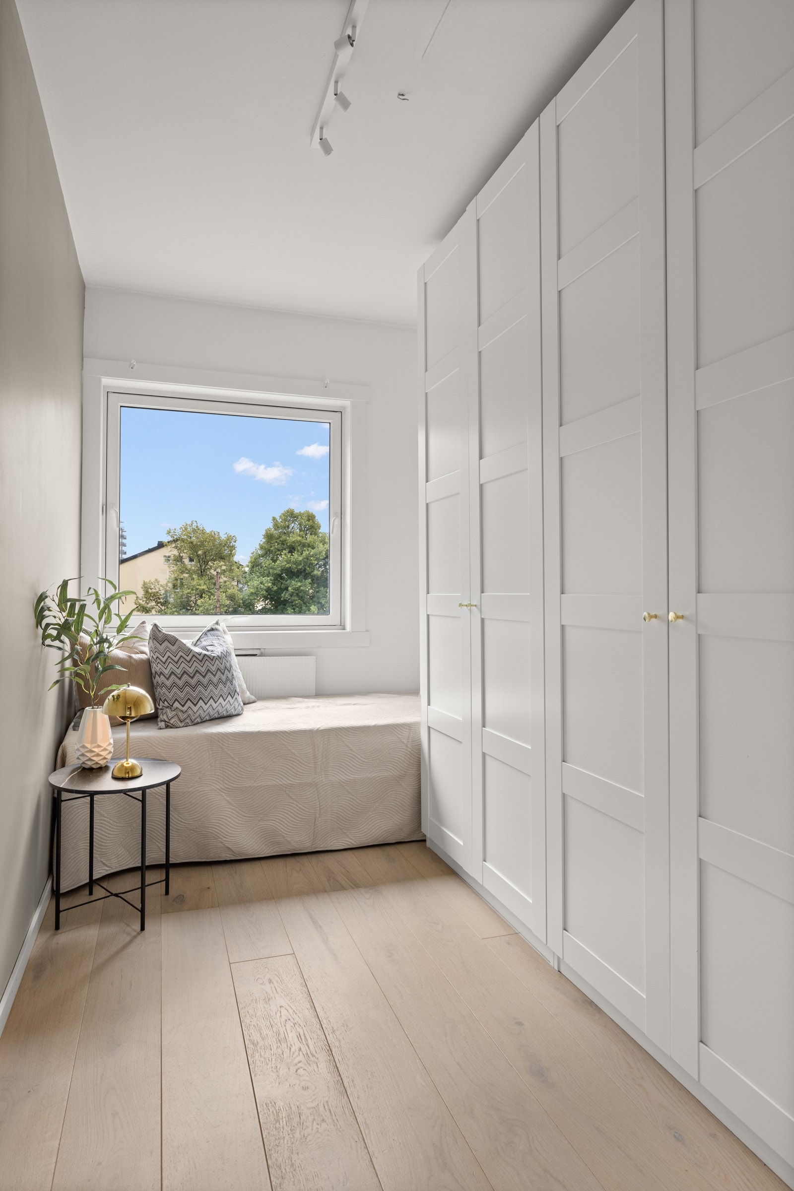 Det er montert stor garderobe med god plass for oppbevaring og lagring. Galleribilde