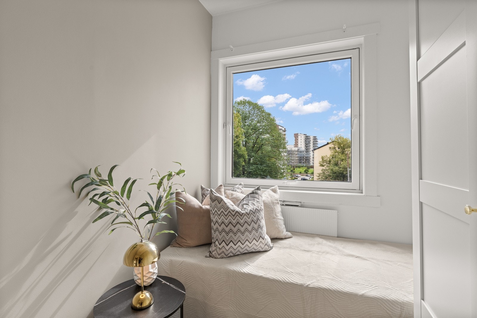 Soverom 2 med avsatt plass for seng mellom skap og vindu. Galleribilde