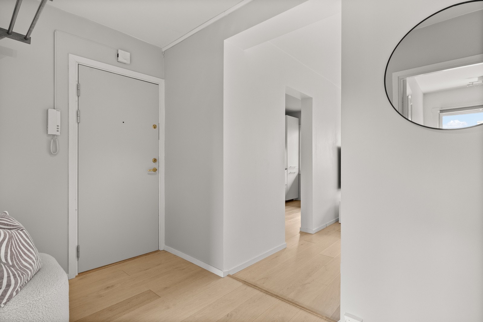 Entréen gir et godt førsteinntrykk av en lys og fin leilighet. Galleribilde