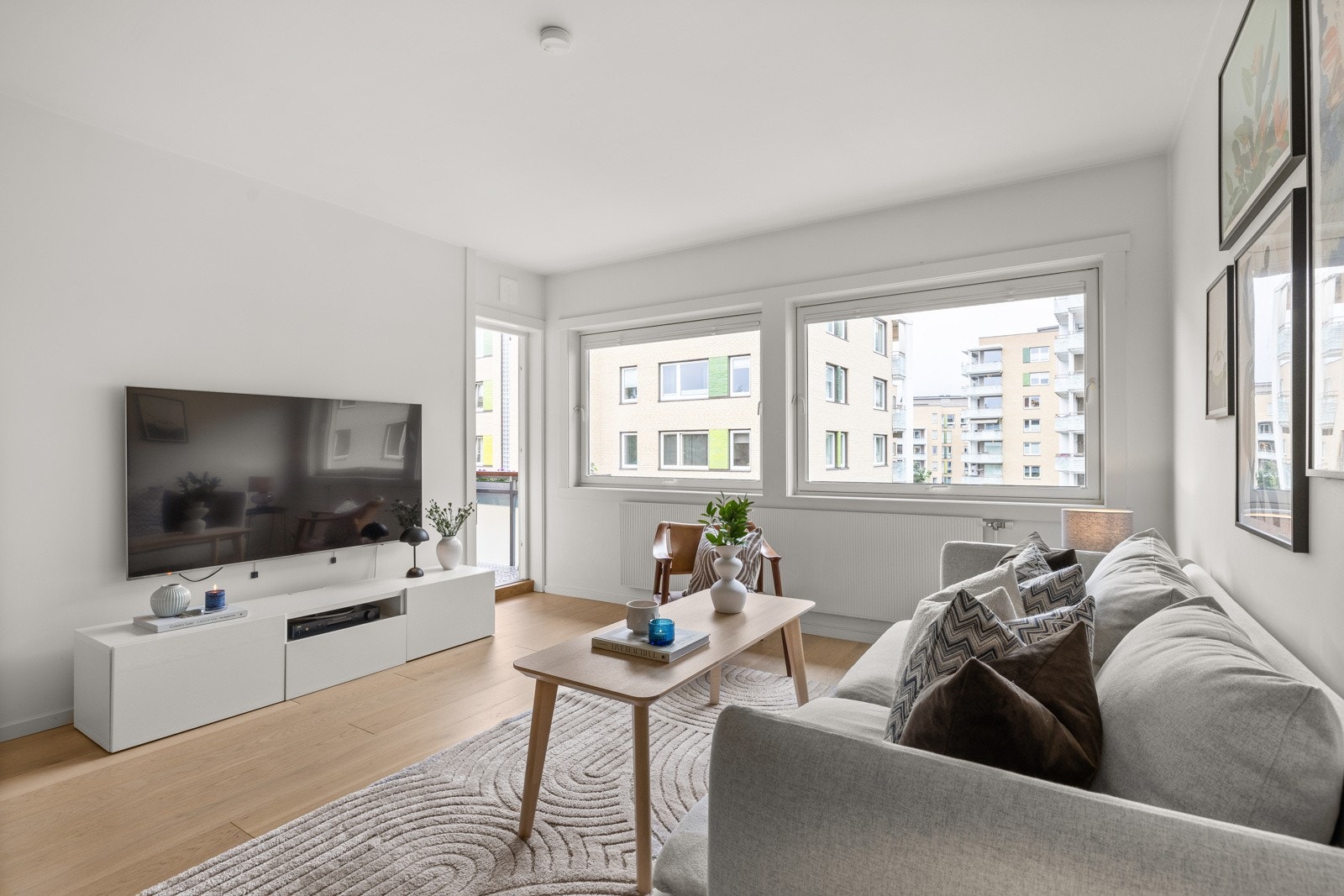 Store vindusflater som slipper inn mye naturlig lys. Galleribilde