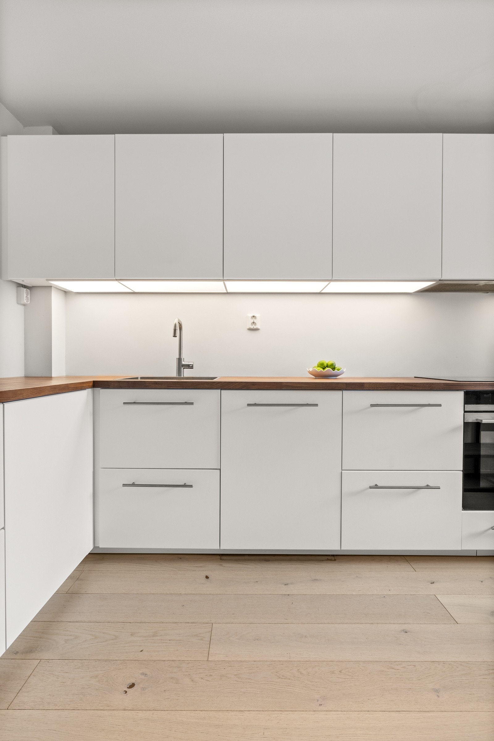 Benkeplater med overflate av valnøttfinér. Galleribilde