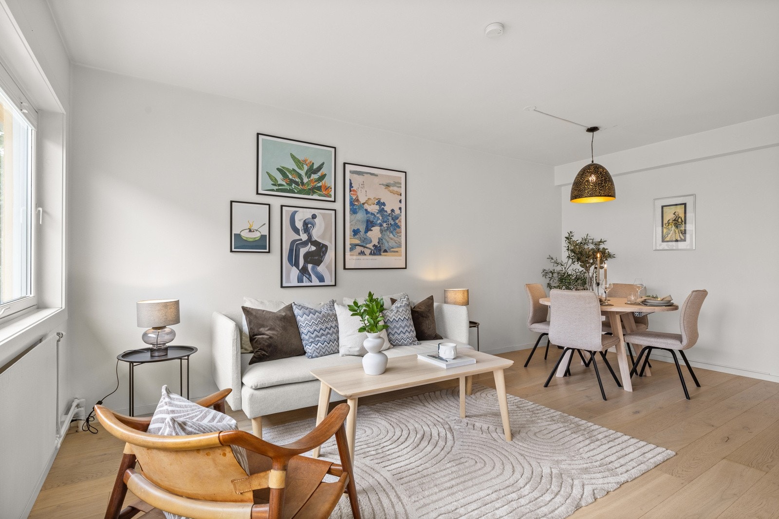 Stue med god plass til både sofagruppe og et stort spisebord. Galleribilde